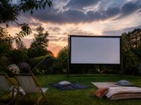 découvrez comment construire un écran de projection anti-vent pour un cinéma de jardin stable et confortable, parfait pour profiter de vos films en plein air sans nuisance.